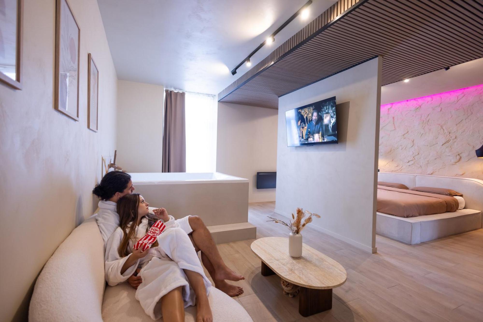 Harmony Room Suite Avec Balneo アンジェ エクステリア 写真